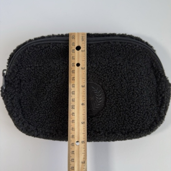 Victoria's Secret PINK Sherpa Cozy Fleece Fanny Pack Crossbody Black. Preowned - Picture 9 of 10